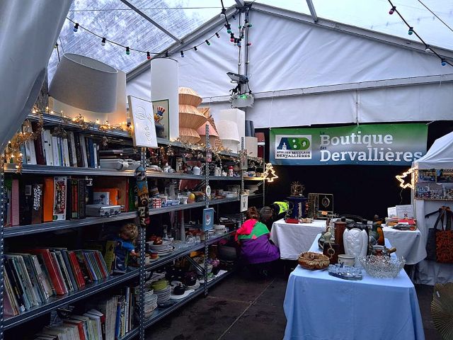 photo du stand, vaisselle, abbats-jours, livres, ..